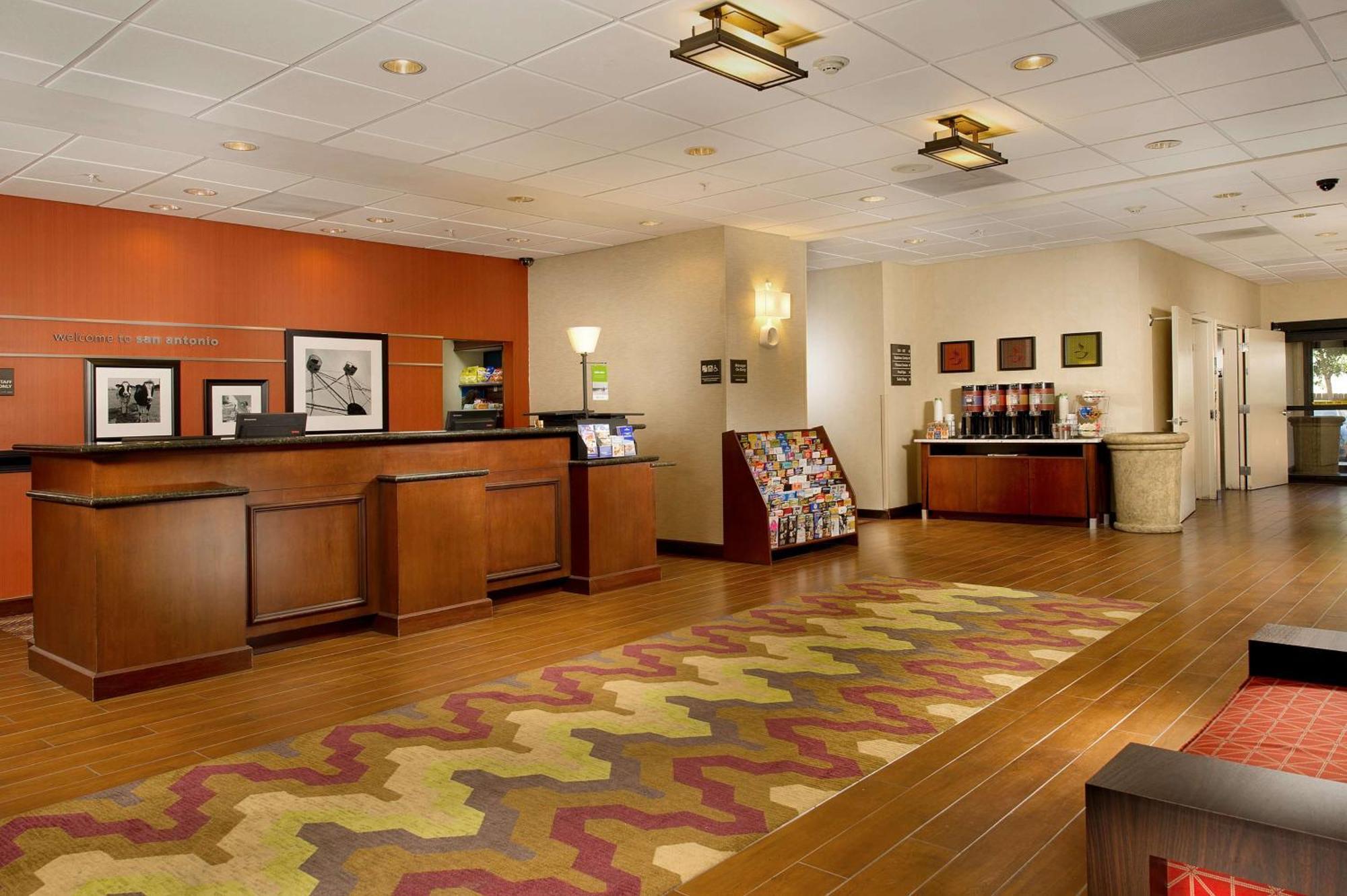 Hampton Inn And Suites San Antonio Airport Exteriér fotografie
